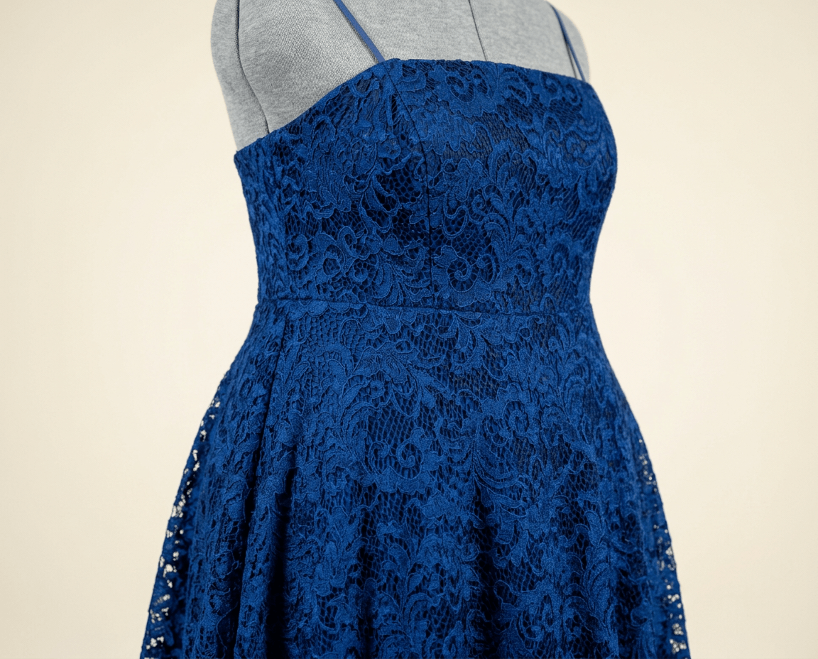 creation faite sur mesure d'une tenue de vêtement composée d'un top et d'un short en jean